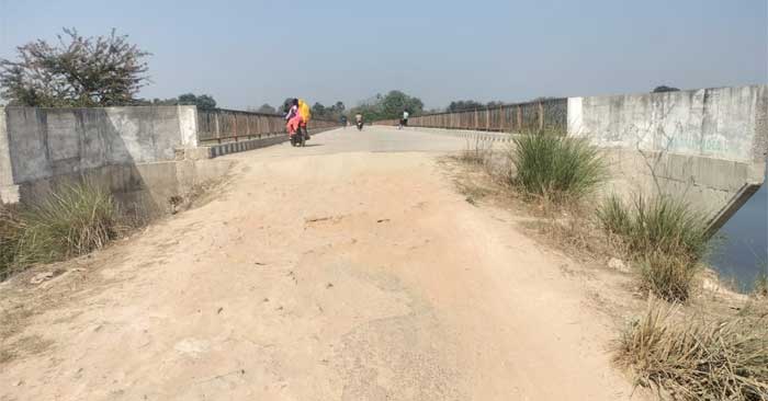 The approach road of the bridge connecting several villages located in Duhimusi Mangalpura has collapsed.