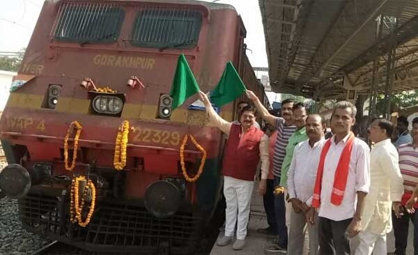 Super fast express train stopped at Belthara Road station