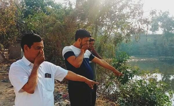 Fishes died under suspicious circumstances in the pond located in Mishrawalia, people's life is difficult due to foul smell.