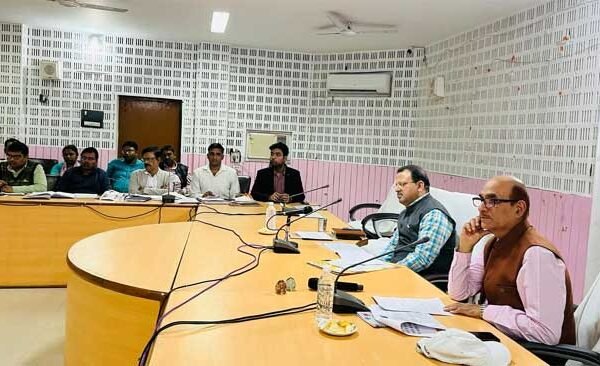 District Magistrate held a meeting with district level officials regarding relief from heat wave/heat wave and preparation for rescue operations.