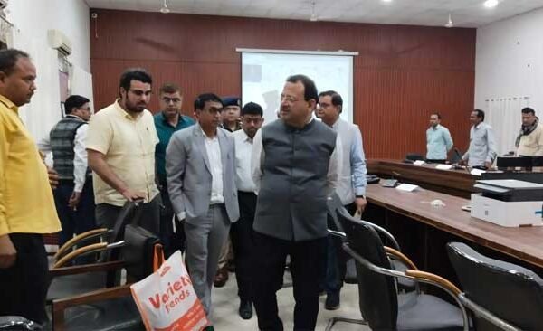 District Magistrate did surprise inspection of election control room