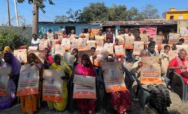 Ration bags are being distributed to cardholders from FCI in Ballia.