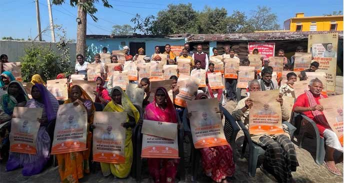 Ration bags are being distributed to cardholders from FCI in Ballia.