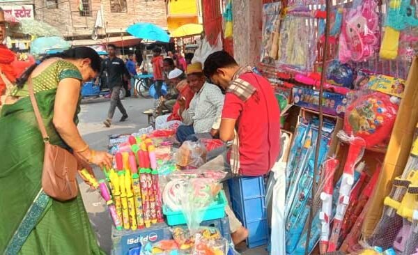 Market buzzes with Chhota Bheem and Motu Patlu Pichkari instead of Chinese - Shopping intensifies in view of Holi