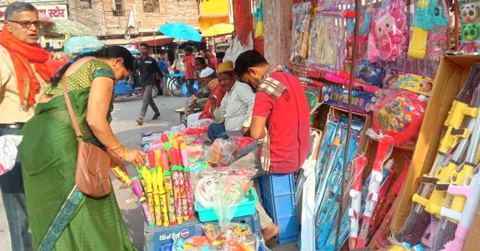 Market buzzes with Chhota Bheem and Motu Patlu Pichkari instead of Chinese - Shopping intensifies in view of Holi