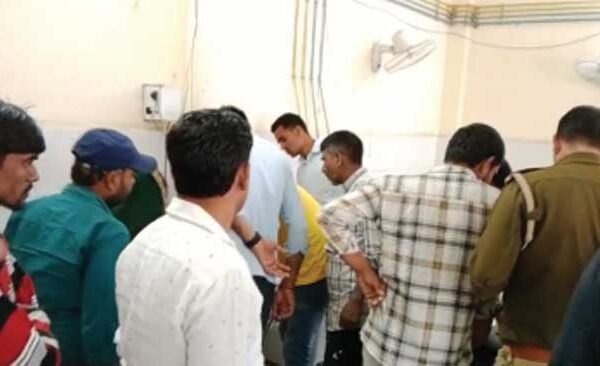 Three people injured, one dead in a massive collision between two bikes, the matter is of Janadi bridge intersection.