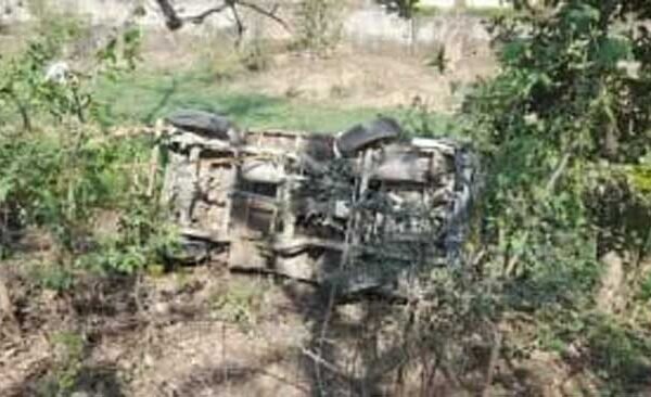 A speeding pickup overturned in a pit on Sonbarsa Dalanchhapra road, people narrowly escaped.