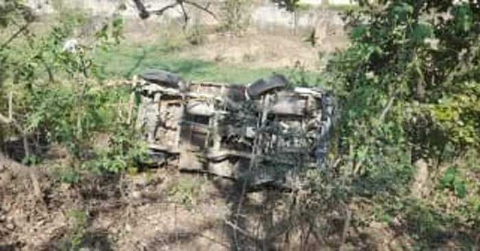 A speeding pickup overturned in a pit on Sonbarsa Dalanchhapra road, people narrowly escaped.