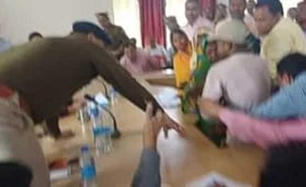 On the day of Sampoorna Samadhan Diwas, the young man stabbed himself in front of the officers, created a stir