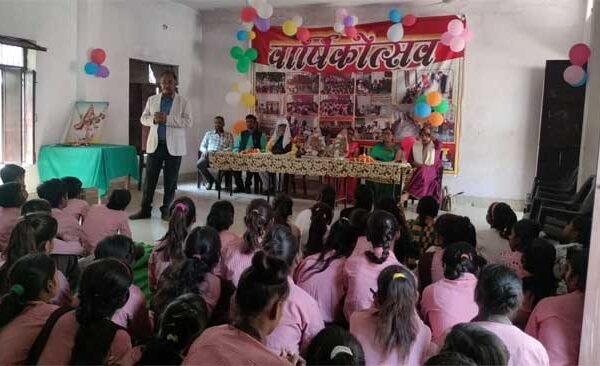 In the annual function of Akhar Vidyalaya, the children of class 6 and 7 gave an emotional farewell to the students of class 8.