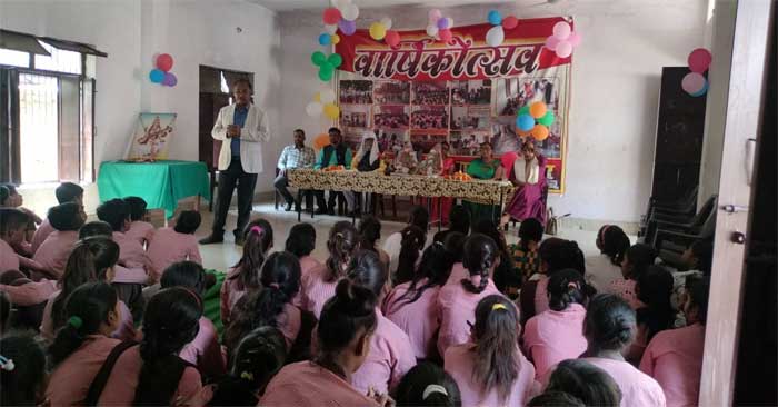 In the annual function of Akhar Vidyalaya, the children of class 6 and 7 gave an emotional farewell to the students of class 8.