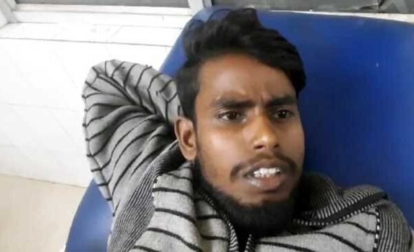 When the snatching attempt failed, the miscreants attacked the shopkeeper with knives and seriously injured him.