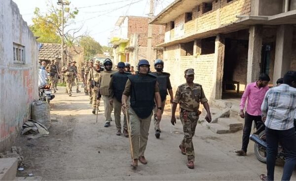 haldi_me_paidal_march_karti_police