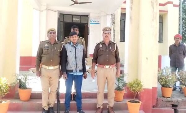 मनियर में दुष्कर्म, आईटी एक्ट व पॉक्सो एक्ट के वांछित अभियुक्त को पुलिस ने किया गिरफ्तार