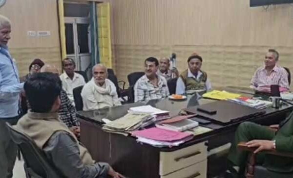 Pensioners met the senior treasury officer at Collectorate regarding the problems of pensioners.