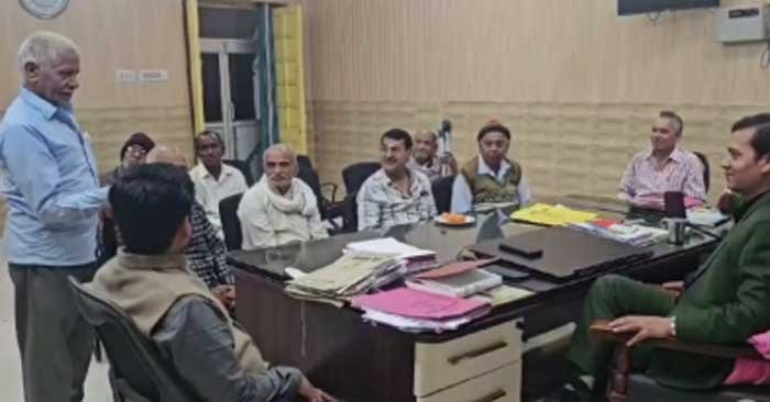 Pensioners met the senior treasury officer at Collectorate regarding the problems of pensioners.