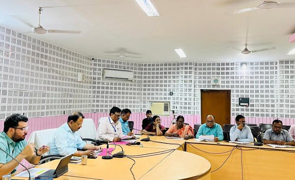 संचारी रोग नियंत्रण अभियान एवं दस्तक अभियान की जिलाधिकारी ने की समीक्षा हीट वेव की तैयारियों का भी लिया जायजा