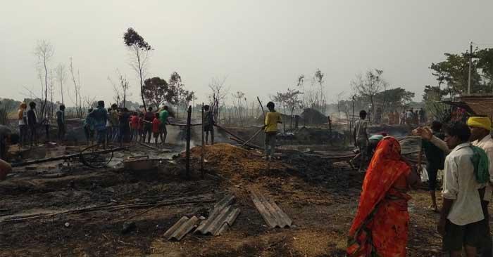 Ballia News: About 40 residential huts of 30 families were burnt to ashes due to fire that broke out due to unknown reasons in Durgipur on Tuesday afternoon.