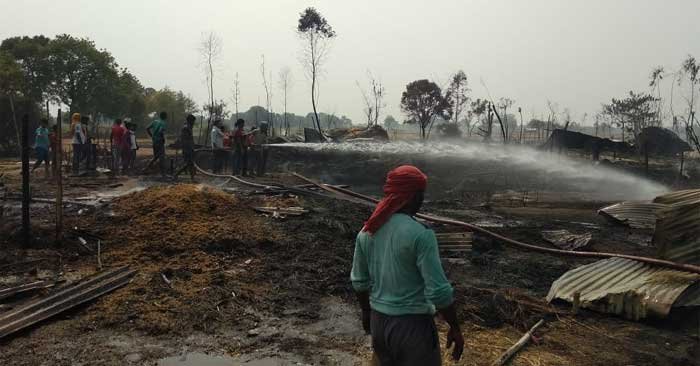 Ballia News: About 40 residential huts of 30 families were burnt to ashes due to fire that broke out due to unknown reasons in Durgipur on Tuesday afternoon.