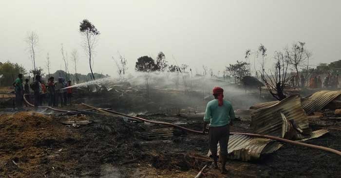 Ballia News: About 40 residential huts of 30 families were burnt to ashes due to fire that broke out due to unknown reasons in Durgipur on Tuesday afternoon.