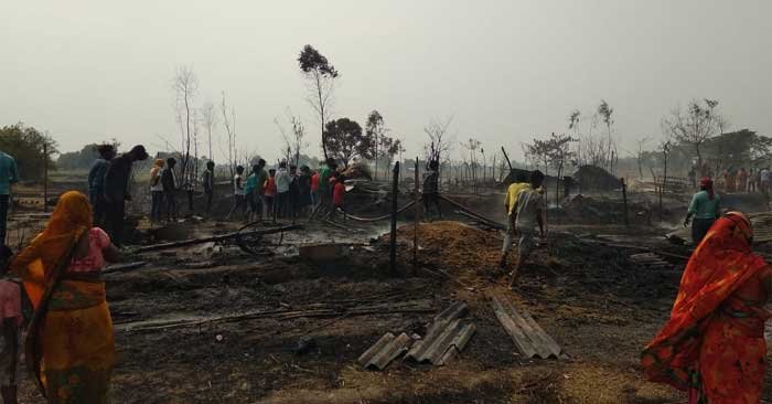 Ballia News: About 40 residential huts of 30 families were burnt to ashes due to fire that broke out due to unknown reasons in Durgipur on Tuesday afternoon.