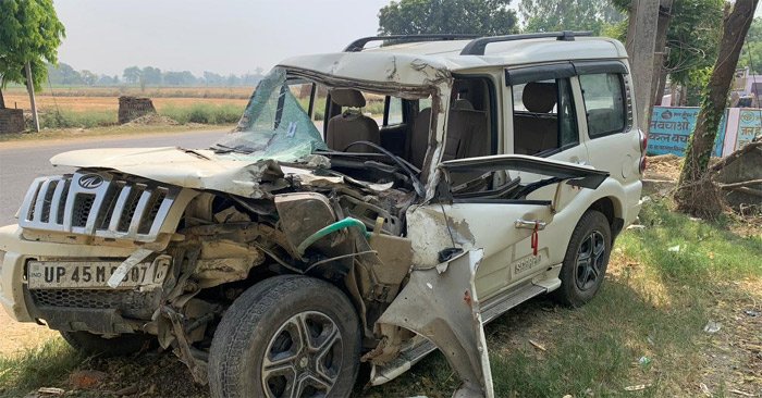 Four people injured in massive collision between tractor and Scorpio in Chilkahar