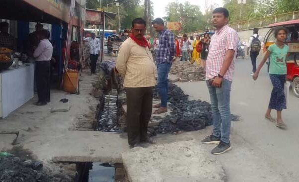 Cleaning of drains is being done near Ballia Roadways Bus Stand, Gulab Devi School.