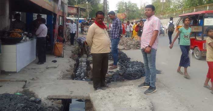 Cleaning of drains is being done near Ballia Roadways Bus Stand, Gulab Devi School.