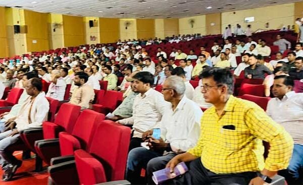 District Election Officer briefed the personnel appointed for distribution of election material and dispatch and receipt of shield EVMs/confidential records.