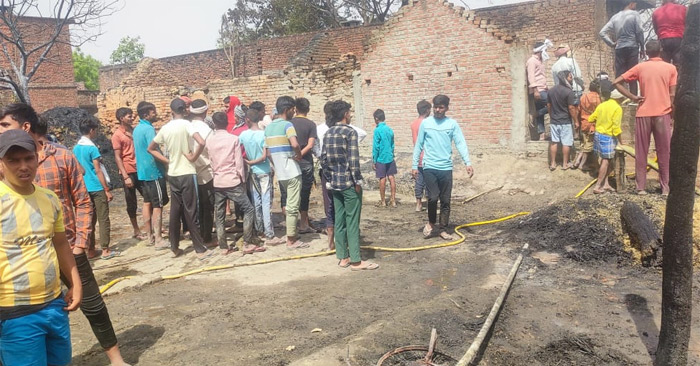 Fire broke out in Mahuatar village on Wednesday afternoon, many houses including Rs 2 lakh cash turned into ashes.