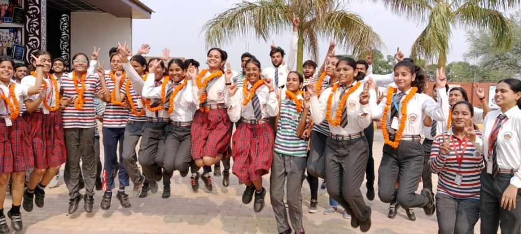 Utpal and Aditi hoisted the flag, wave of happiness in the entire district