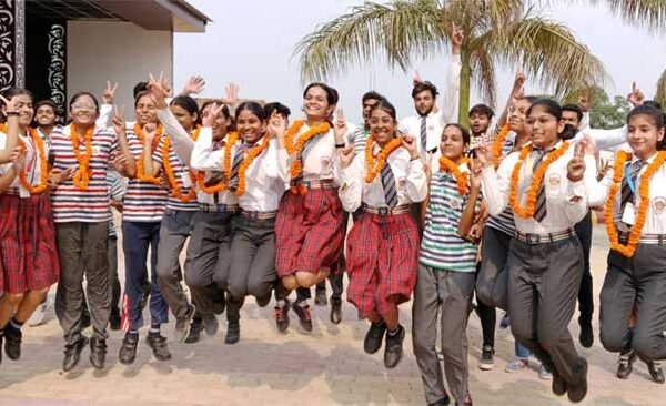 Utpal and Aditi hoisted the flag, wave of happiness in the entire district