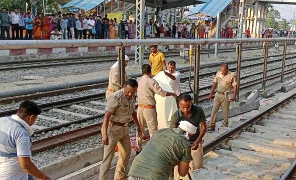 Ballia Breaking News: Two people died after being hit by a train, the dead body could not be identified.