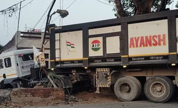 Ballia Breaking News: An uncontrolled trailer hit several vehicles parked on the roadside in Phephana, one died