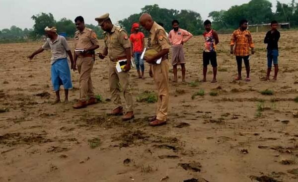 Ballia Breaking News: Sensation created in the village after seeing the body of a youth lying face down near the camp in Shripatipur, police reached the spot suspecting murder