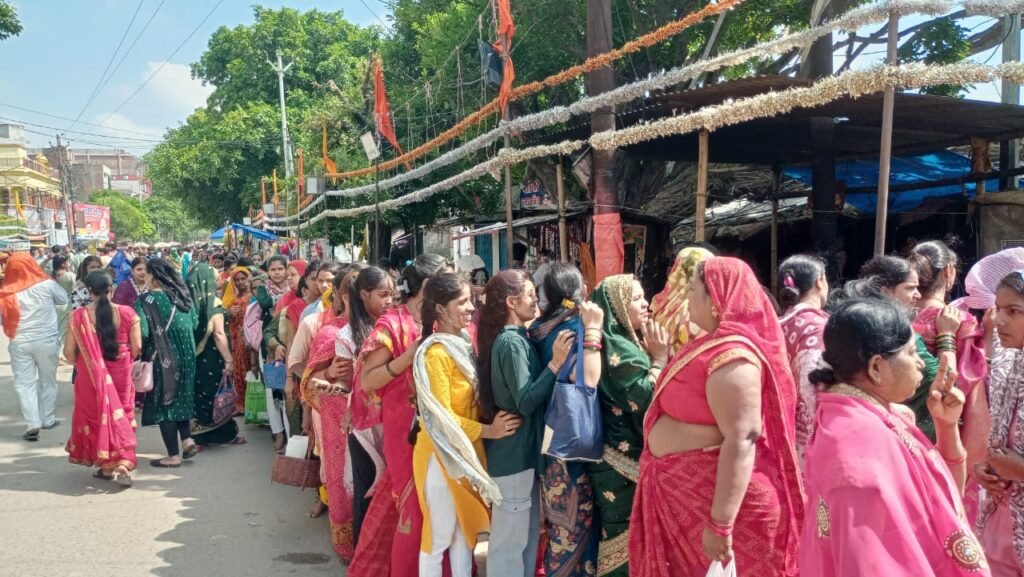 Ballia News: On the third Monday of Shravan month, Bhrigunagari became bomb-bomb, Shiva devotees marked their presence by offering water