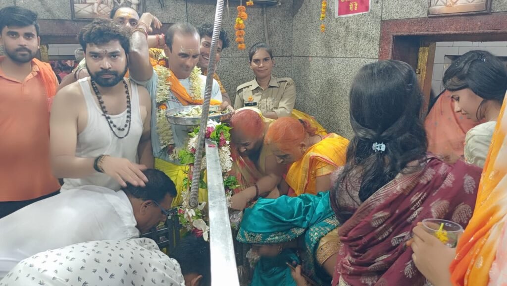 Ballia News: On the third Monday of Shravan month, Bhrigunagari became bomb-bomb, Shiva devotees marked their presence by offering water