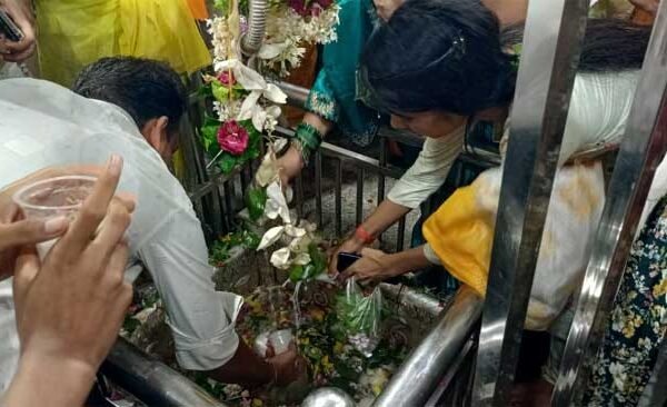 Ballia News: On the third Monday of Shravan month, Bhrigunagari became bomb-bomb, Shiva devotees marked their presence by offering water