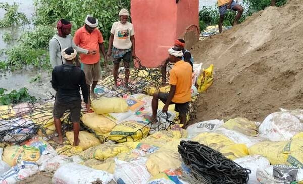 Saryu river is again wreaking havoc in Bansdih area... Villagers themselves repaired the broken dam