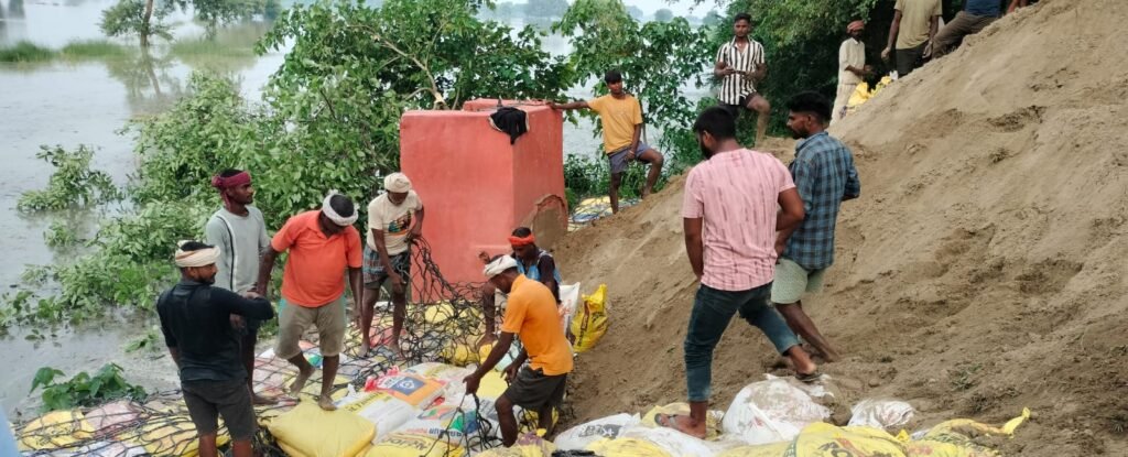 Saryu river is again wreaking havoc in Bansdih area... Villagers themselves repaired the broken dam