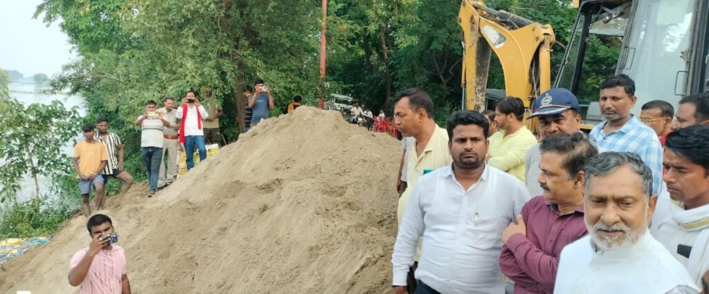 Saryu river is again wreaking havoc in Bansdih area... Villagers themselves repaired the broken dam