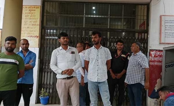 Ballia News: Pharmacist and ward boy clashed, treatment in emergency was closed for two hours, patients were upset