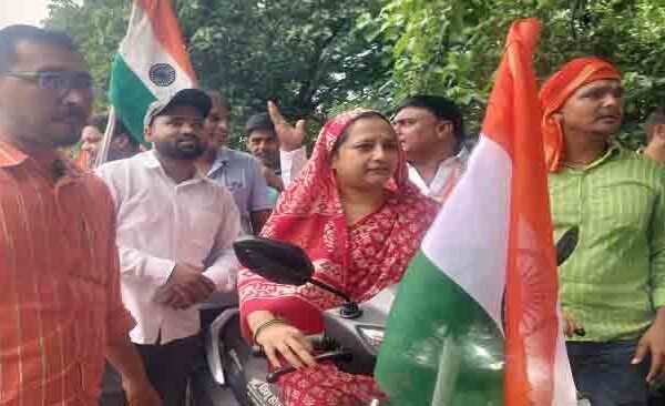 Ketki Singh on Scooter Tiranga Yatra 1