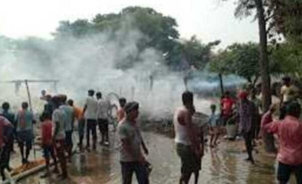 Ballia News: Fire broke out due to unknown reasons in Paswan Basti of Navkagaon in Revati police station area
