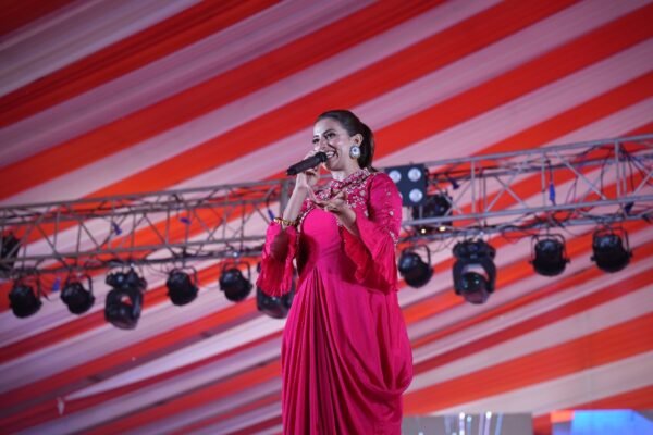 Ballia News: Dadri Fair of Ballia- Bhojpuri actress Akshara Singh rocked the Bharatendu stage