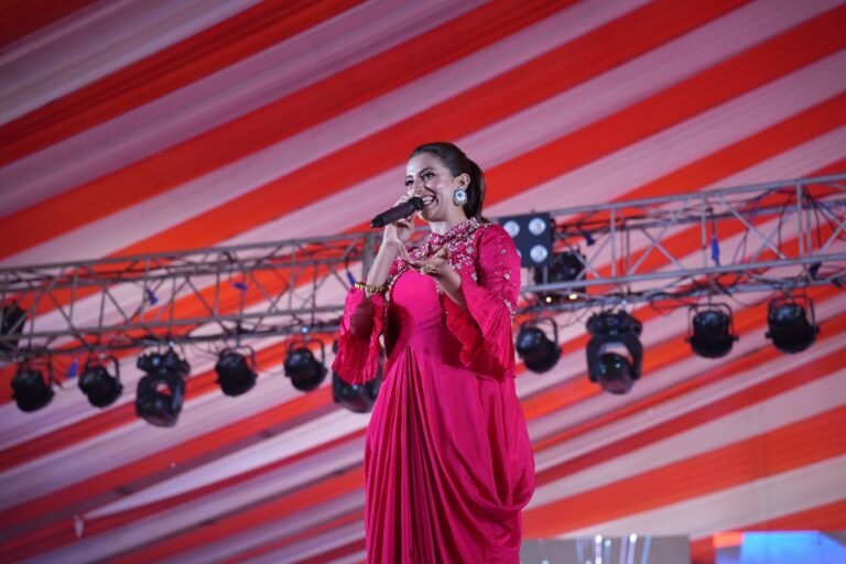 Ballia News: Dadri Fair of Ballia- Bhojpuri actress Akshara Singh rocked the Bharatendu stage