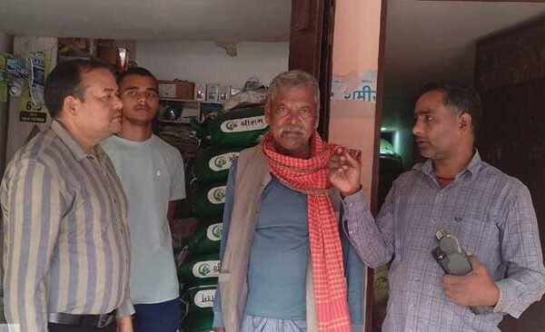 Ballia News: बलिया में 02 उर्वरक विक्रेताओं को कारण बताओं नोटिस, एक उर्वरक विक्रेता का लाइसेंस निलम्बित