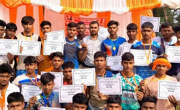 Ballia News: सीनियर वॉलीबॉल प्रतियोगिता में ताड़ीबड़ागांव की टीम रही अव्वल