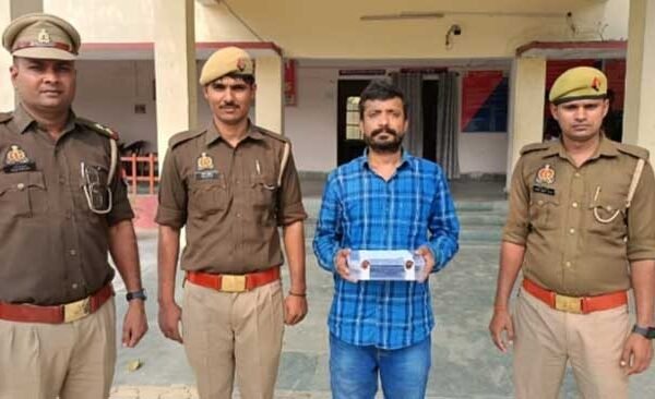 Ballia News: On Wednesday, the police arrested the named accused Praveen Kumar Singh from near Gadwar police station area