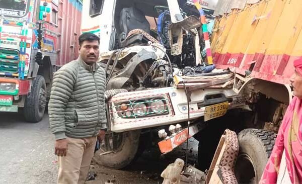 Ballia Breaking News: Driver injured in collision between truck and trailer